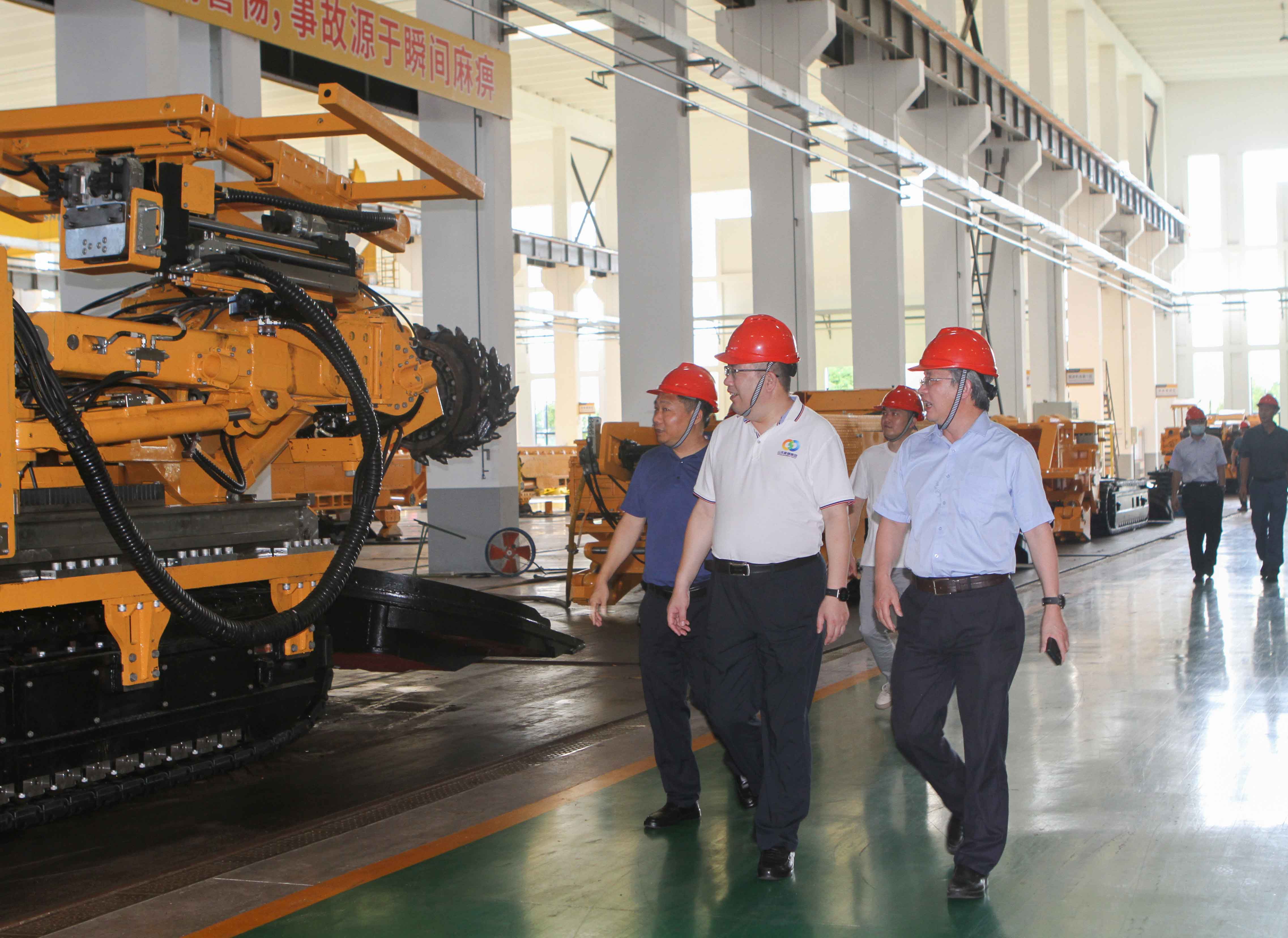 山能集團(tuán)副總經(jīng)理劉小平一行來我公司考察指導(dǎo)(圖1) 山能集團(tuán)副總經(jīng)理劉小平一行來我公司考察指導(dǎo)(圖1)