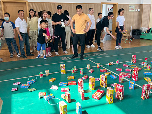 六一—套圈.jpg 童心筑夢(mèng) 回歸純真 | 創(chuàng)力集團(tuán)開展“六一”親子活動(dòng)(圖2)