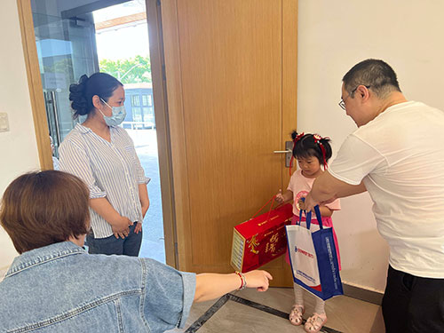 六一—發(fā)放禮品-(2).jpg 童心筑夢(mèng) 回歸純真 | 創(chuàng)力集團(tuán)開展“六一”親子活動(dòng)(圖10)