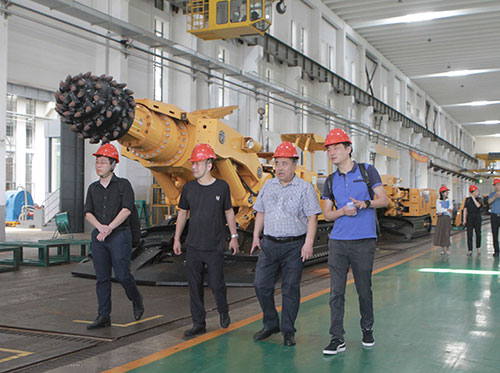 貴陽(yáng)綜合保稅區(qū)領(lǐng)導(dǎo)一行走訪上海創(chuàng)力集團(tuán)考察指導(dǎo)(圖2) 貴陽(yáng)綜合保稅區(qū)領(lǐng)導(dǎo)一行走訪上海創(chuàng)力集團(tuán)考察指導(dǎo)(圖2)