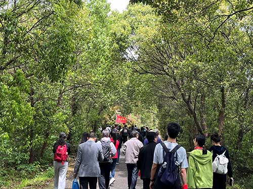 圖片5.jpg 【登山望湖 走進(jìn)春天】上海創(chuàng)力集團(tuán)開展2024年山野徒步活動(dòng)(圖4)