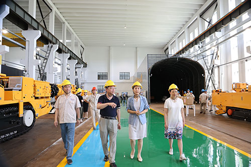 夏日送清涼 | 青浦區(qū)總工會領(lǐng)導赴上海創(chuàng)力集團開展高溫慰問活動(圖2)