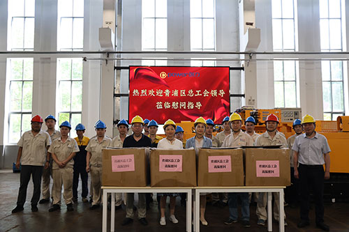 夏日送清涼 | 青浦區(qū)總工會領(lǐng)導赴上海創(chuàng)力集團開展高溫慰問活動(圖1)